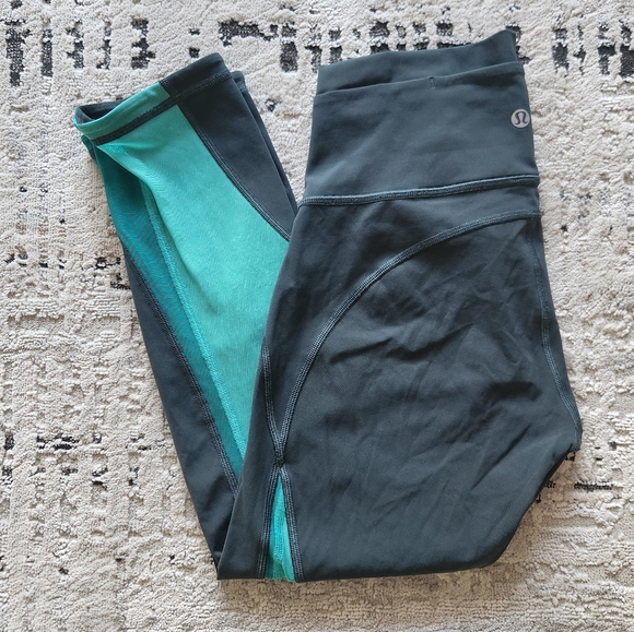 Lululemon Mix & Mesh Crop - Picture 1 of 4